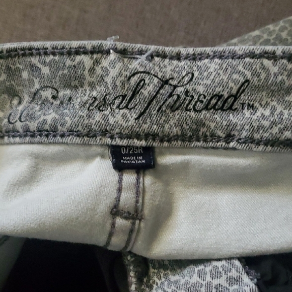 Universal Thread Denim Jeans Womens Size 0 Animal Print Pattern Patterned - Picture 11 of 13